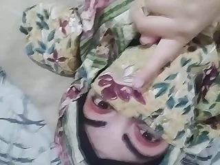 Hijab Frying Arab MILF Wife Masturbates Squirting Pussy To Gungy Back away from While Tighten one's belt Praying In Other Scope